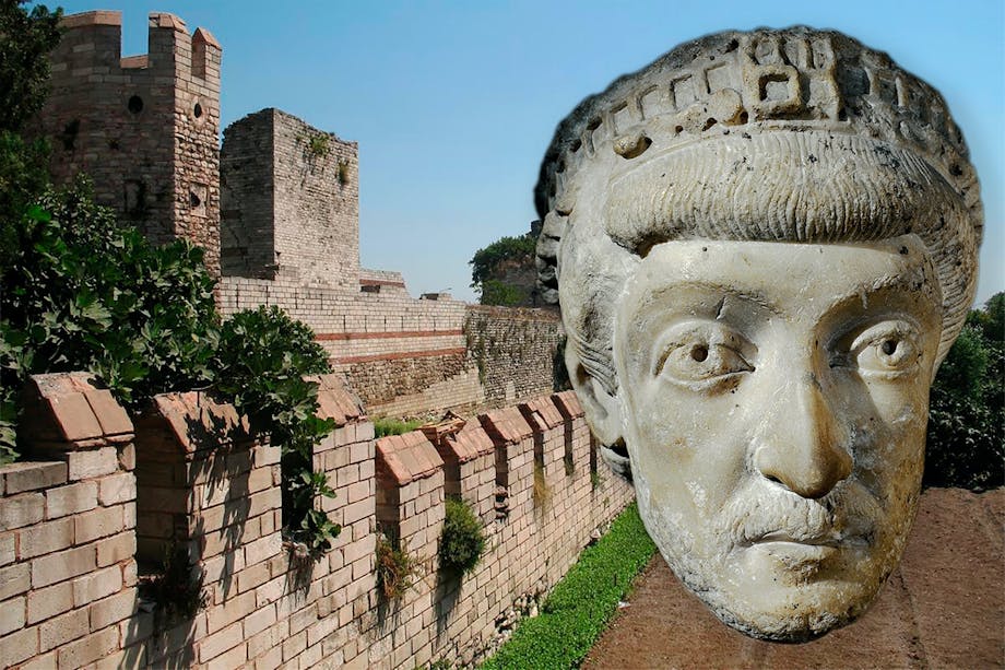 Del av Konstantinopels försvarsmur med skulptur (huvud) av kejsar Theodosius II infälld. Del av Konstantinopels försvarsmur med skulptur (huvud) av kejsar Theodosius II infälld.