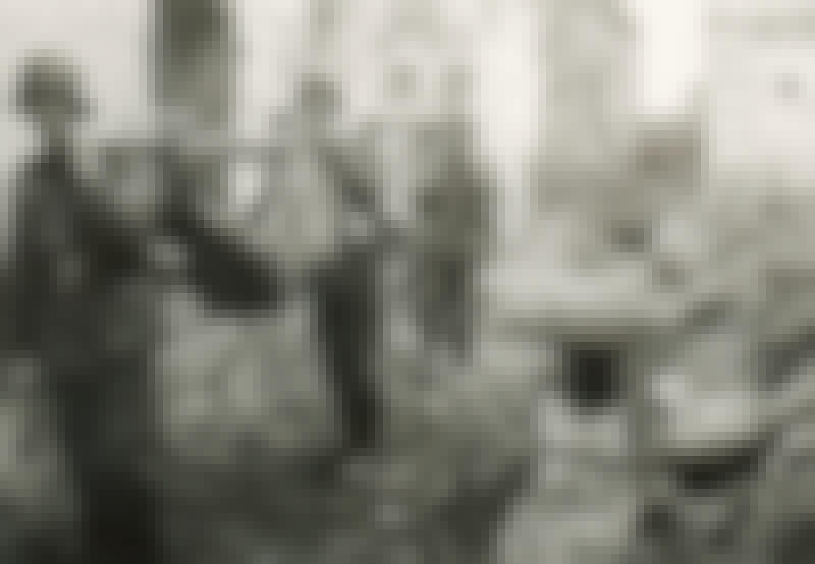 Såret tysk soldat bæres av sine kamerater i Stalingrad Såret tysk soldat bæres av sine kamerater i Stalingrad