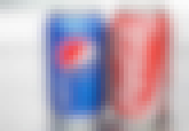 Coca Cola- ja Pepsi-tölkkejä Coca Cola- ja Pepsi-tölkkejä