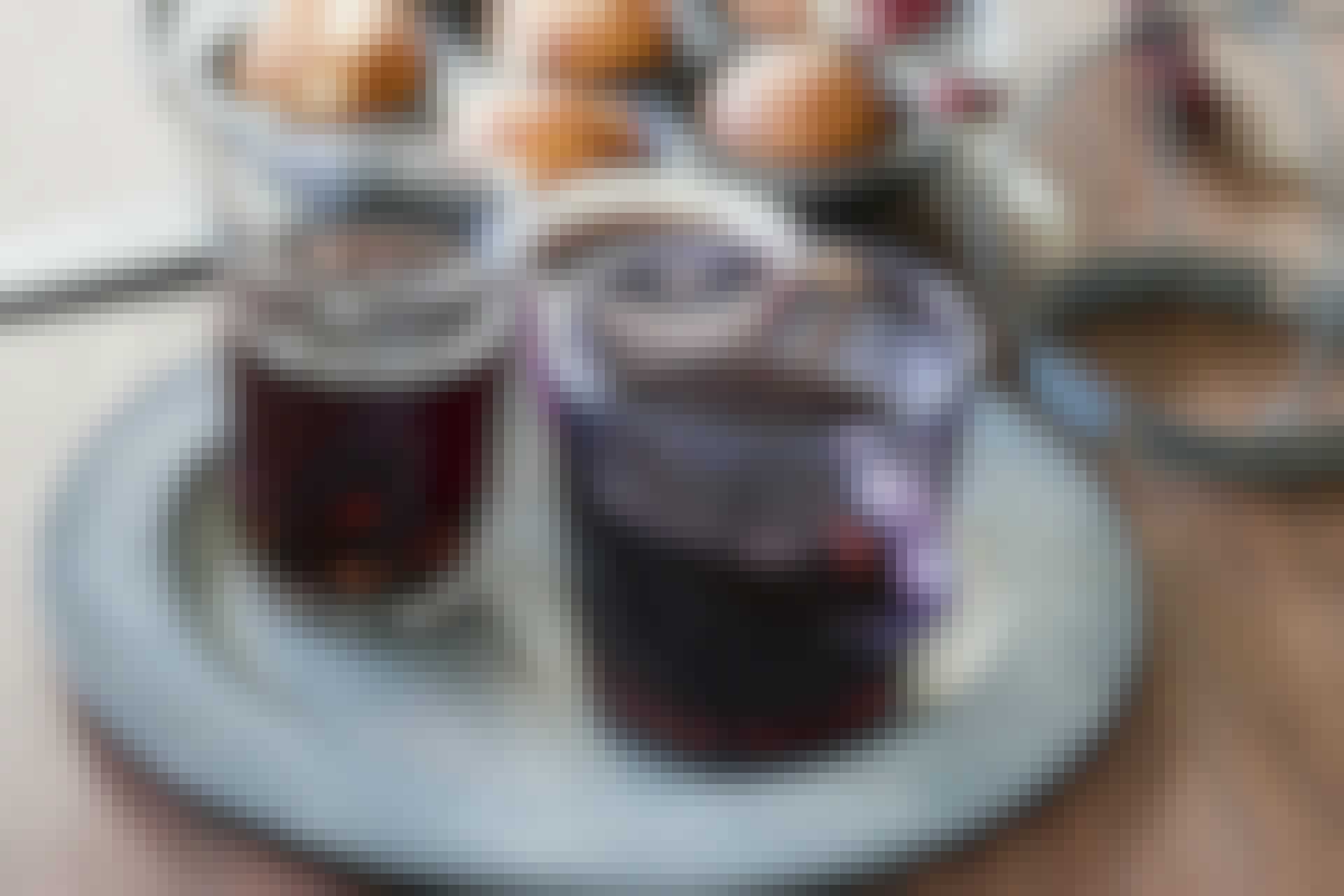 Glögi-glögi-lämmin-viini-mausteita Glögiä laseissa