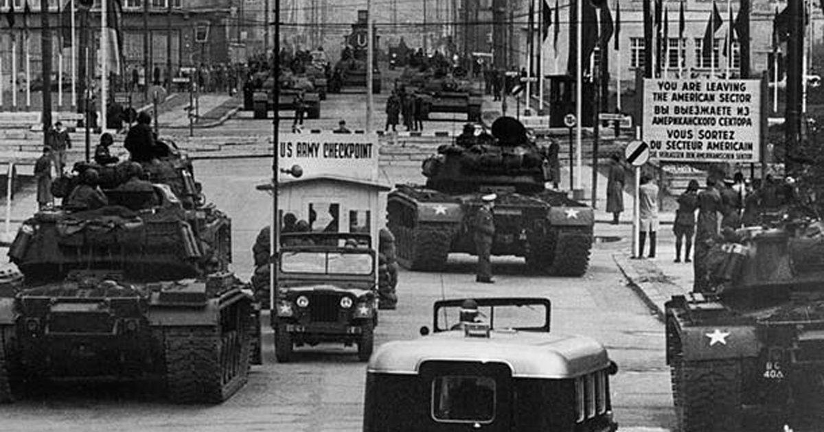 Checkpoint Charlie Boston Checkpoint Charlie var sentrum i politisk spill | historienet.no