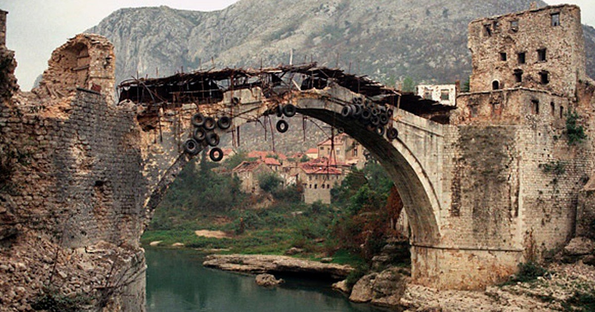 Beroemde brug in Mostar in puin geschoten | historianet.nl