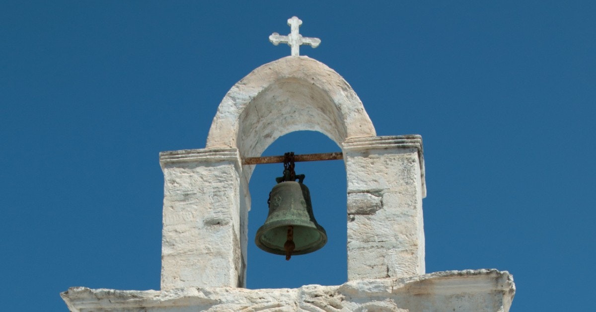 Bisschop zette klokken in kerken