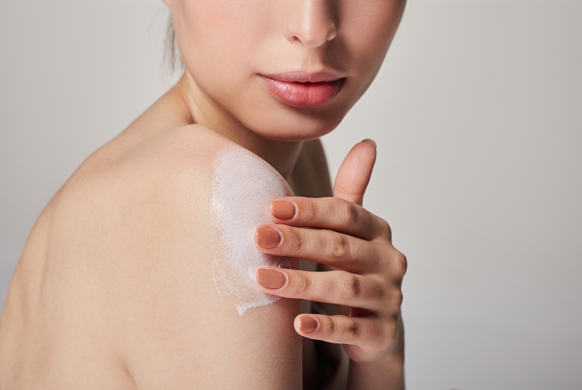 кожа лица зимой. сохнет кожа тела зимой. шелушениекожина литце. защита кожи рук зимой. сохнет кожа тела зимой.