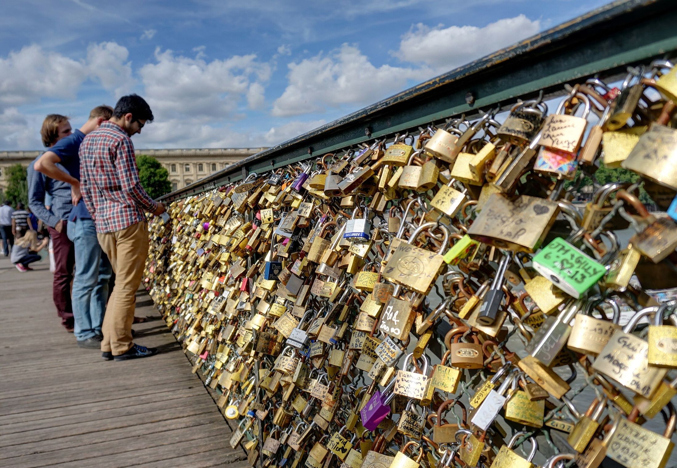 Waarom hangen verliefde mensen hangsloten aan bruggen?