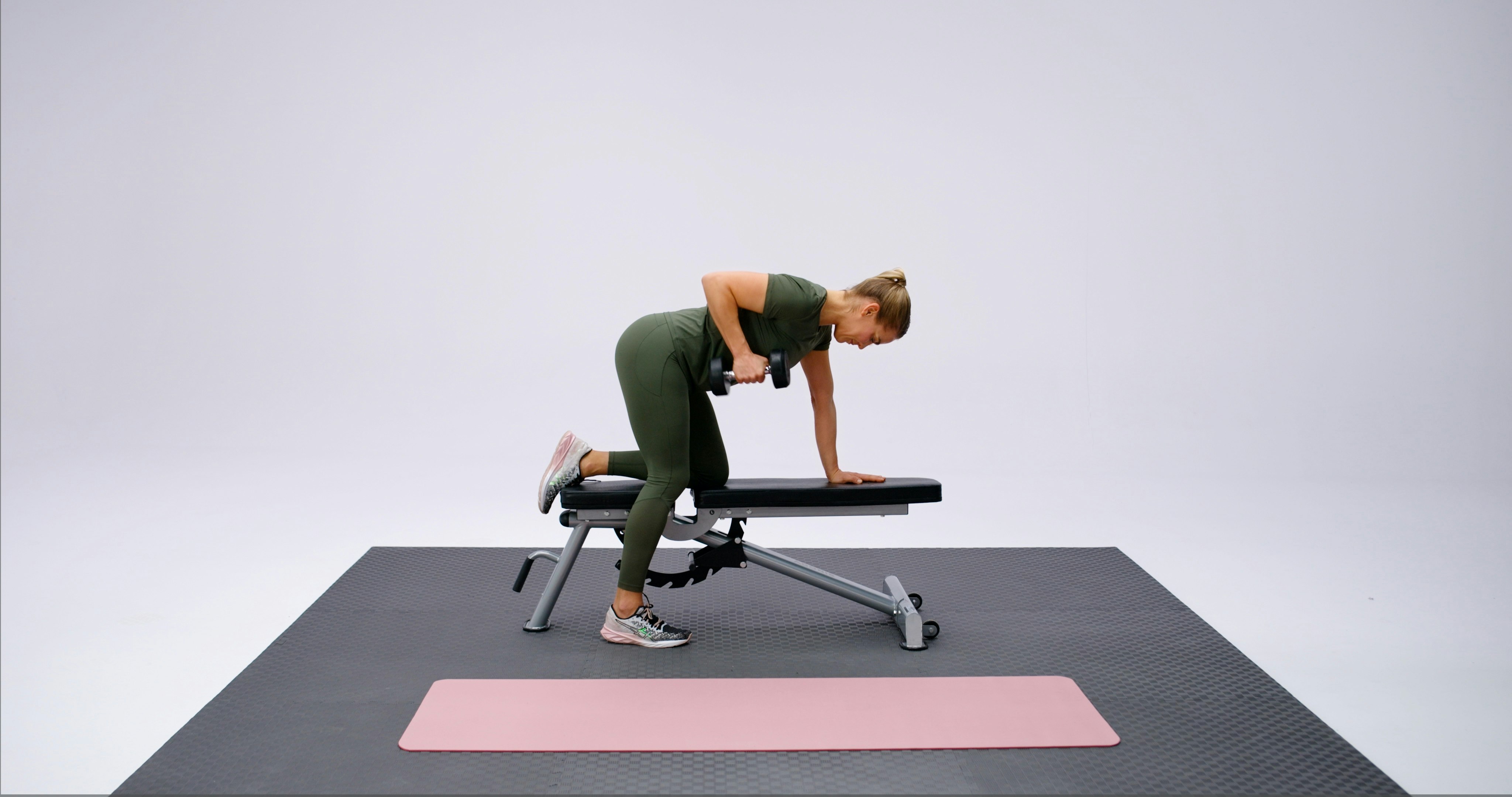 1-arm row – sådan laver du rygøvelsen (video) | iform.dk