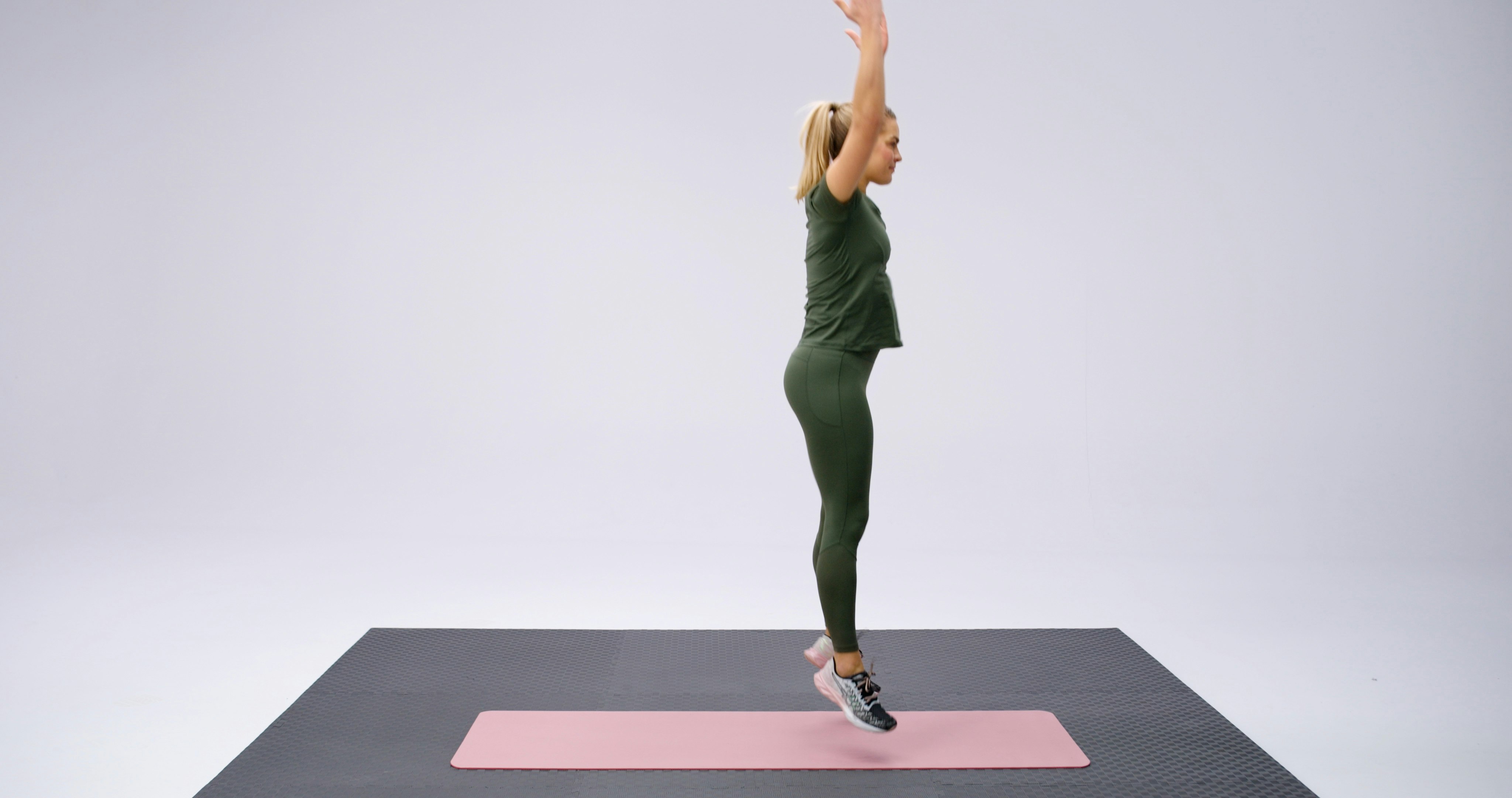 Reverse burpees – så här gör du helkroppsövningen (video) | iform.se