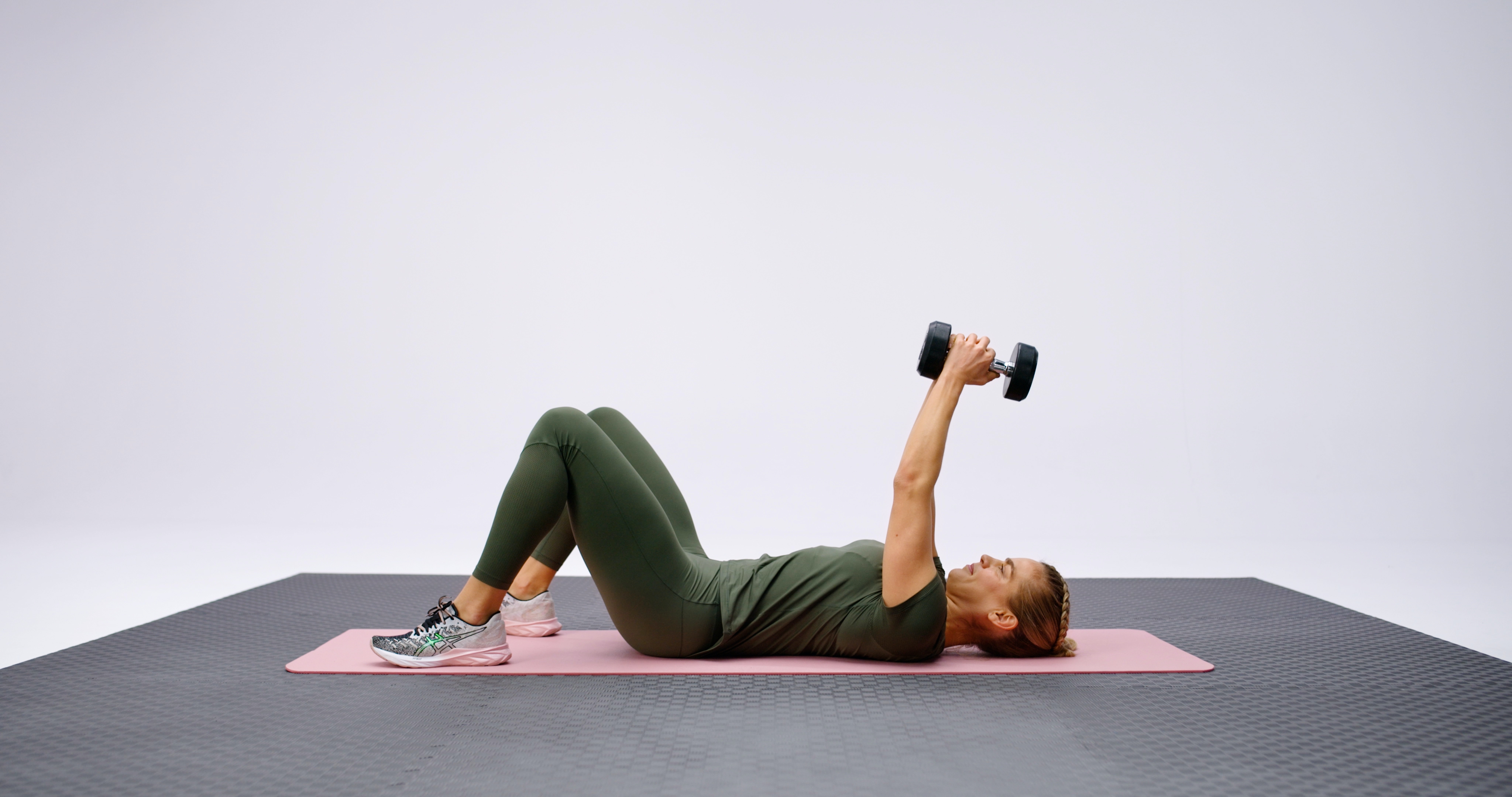 Tricepspullover slik gjør du armøvelsen (video) I FORM