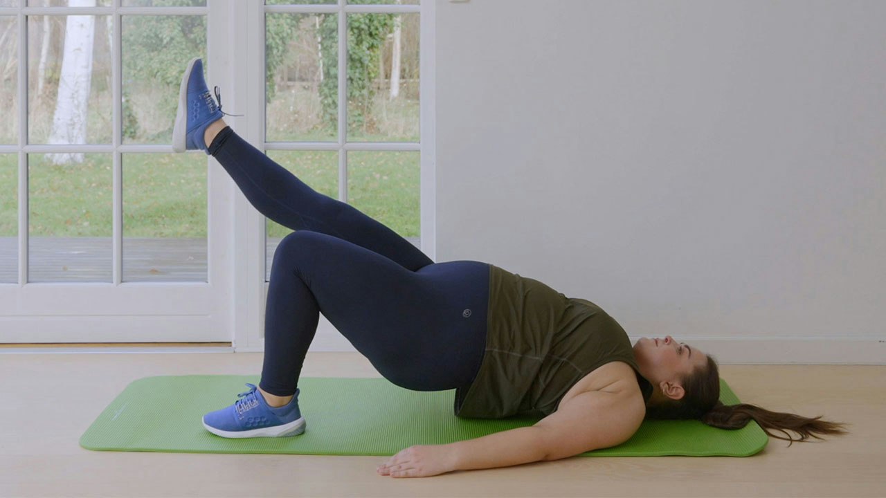Höftlyft med benlyft – plus size-träning på video | iform.se