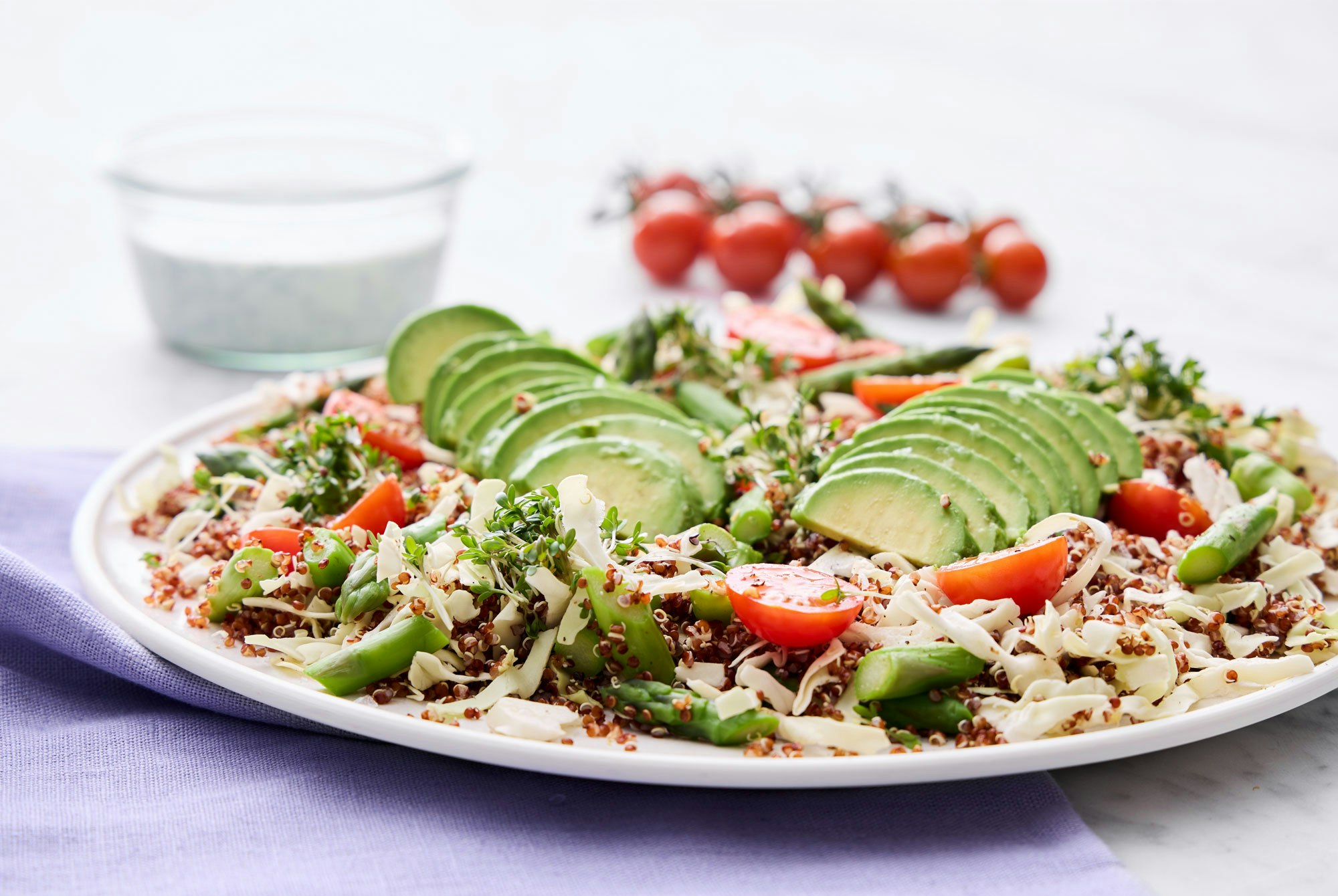 Avocadosalat med tomat, spidskål, quinoa og skyrdressing | iform.dk