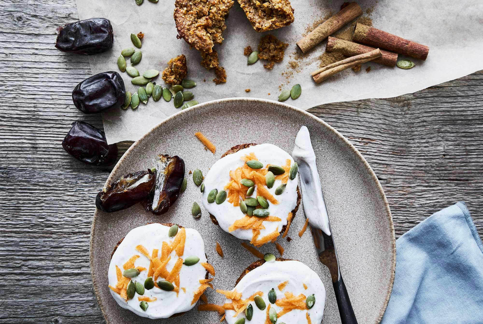 Grove gulrotmuffins med fullkorn, dadler og kanel iform.nu