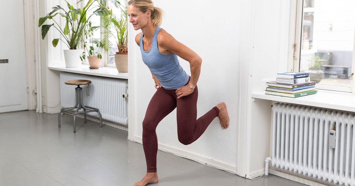 Utfall med fot på vägg – övning för vägg-pilates (video) | iform.se