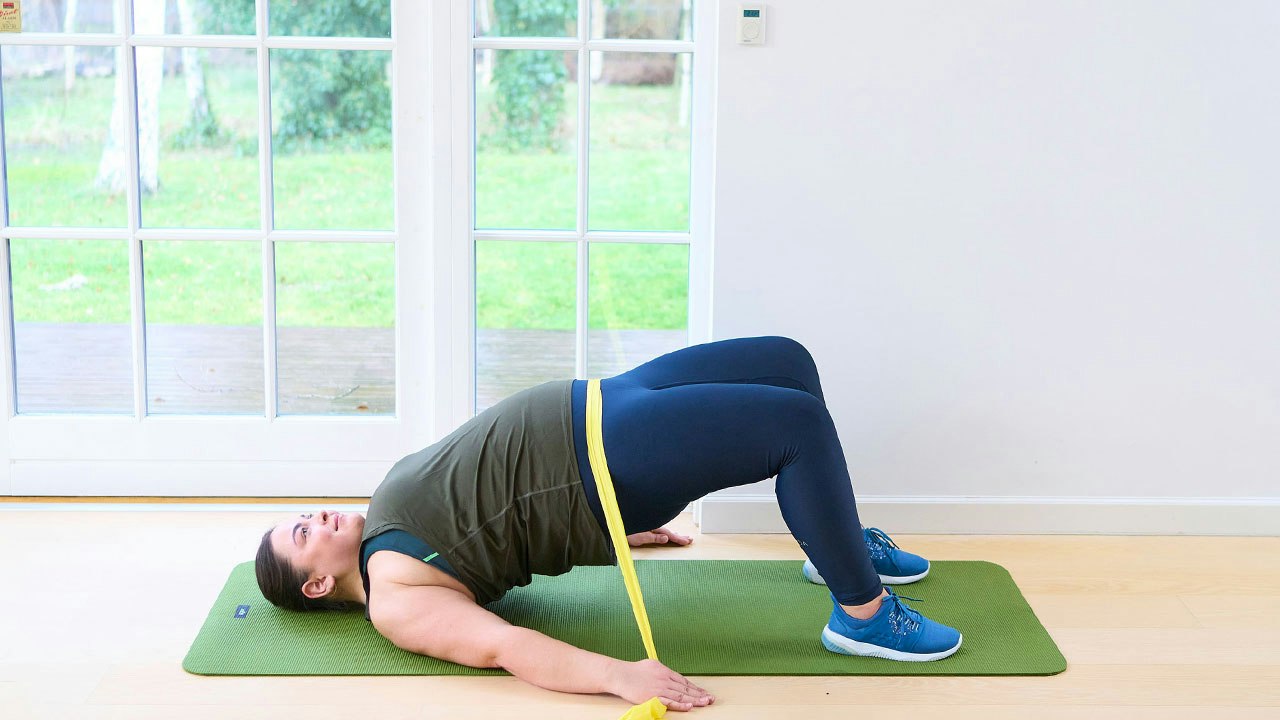 Glute bridge med elastik – plus size-træning på video | iform.dk