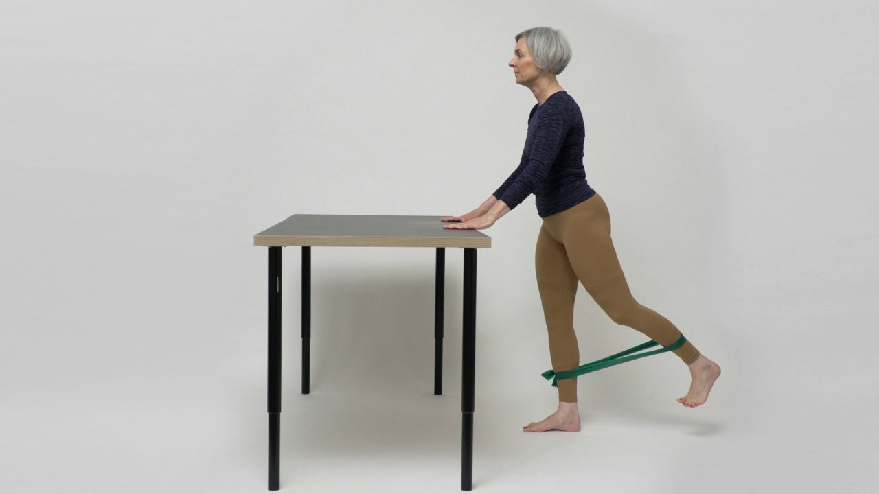 Benlyft bakåt (med gummiband) – artrosträning på video | iform.se