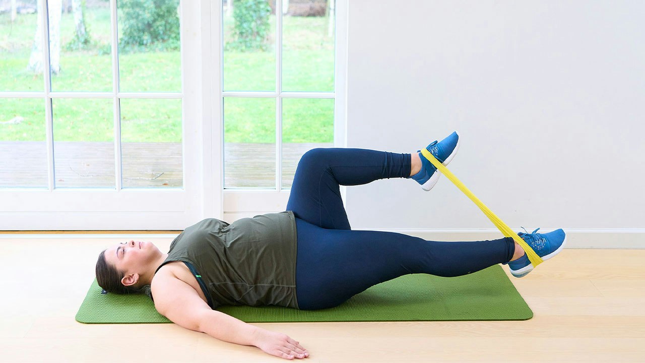 Psoas march med gummiband – plussize-träning på video | iform.se