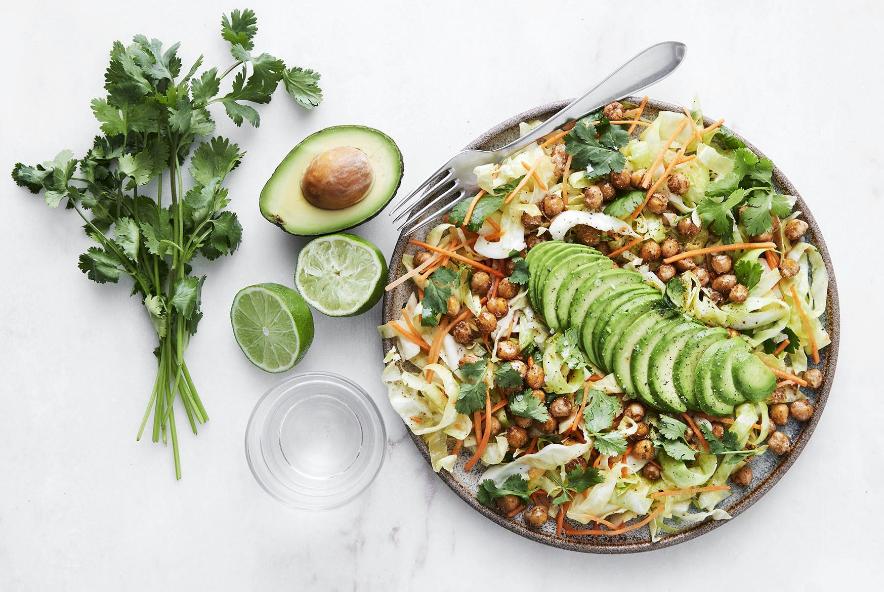 Lækker salat med spidskål, ristede kikærter og avocado (opskrift) | iform.dk