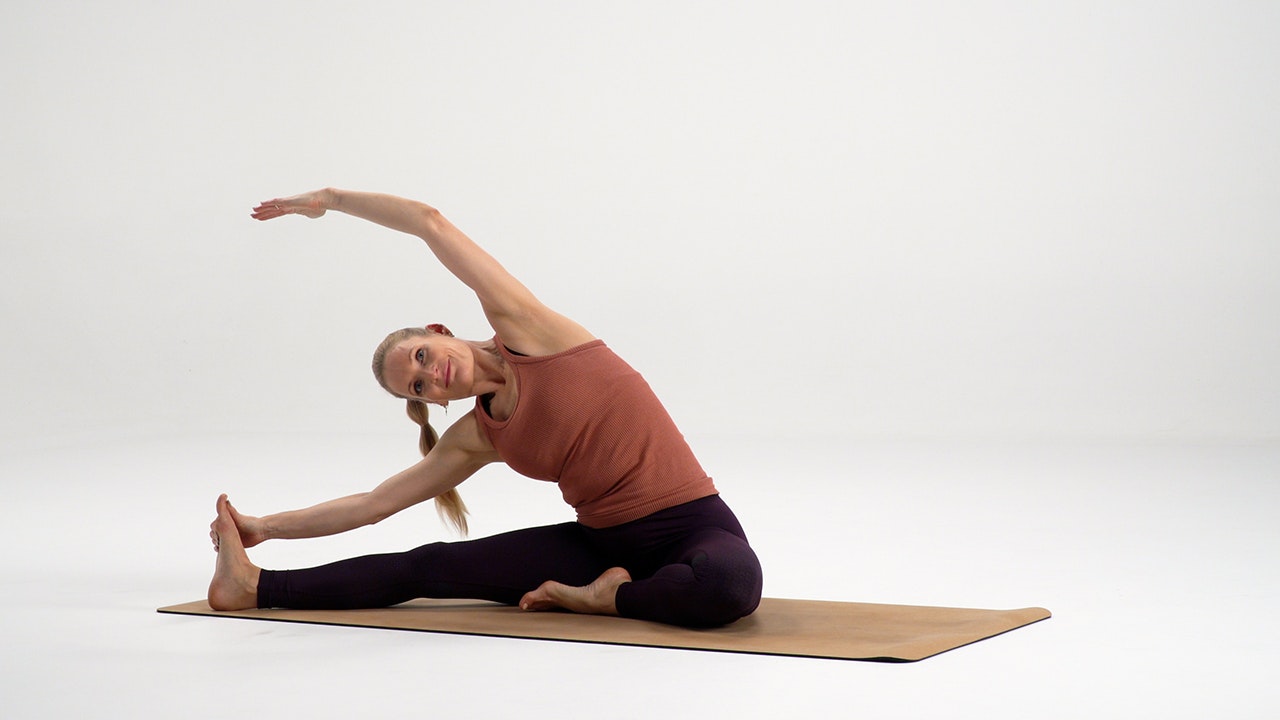 Væk kroppen på 15 min. med yoga iform.dk