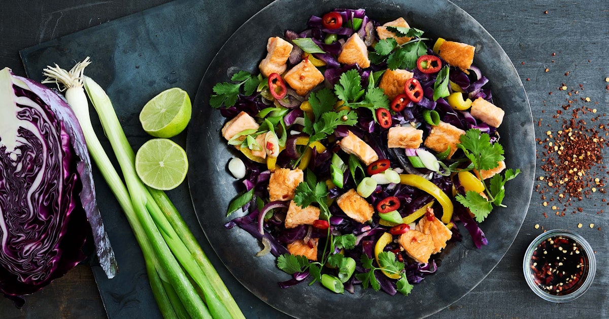 Wok med lax och röd spetskål (recept) | iform.se