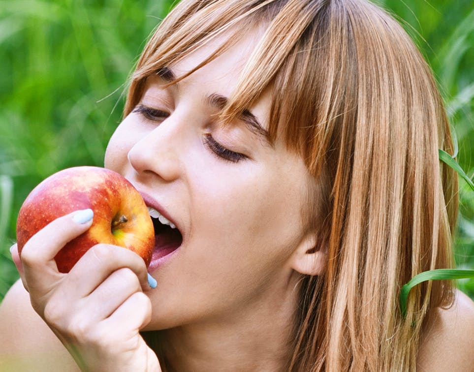 Vrouw eet appel Vrouw eet appel