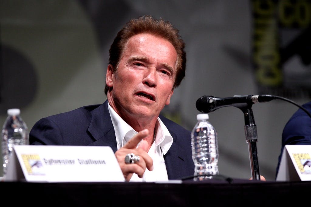 Arnold Schwarzenegger puhuu Arnold Schwarzenegger puhuu