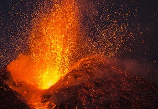 Vulkaner – Hva er en vulkan og hvordan oppstår vulkanutbrudd? | illvit.no