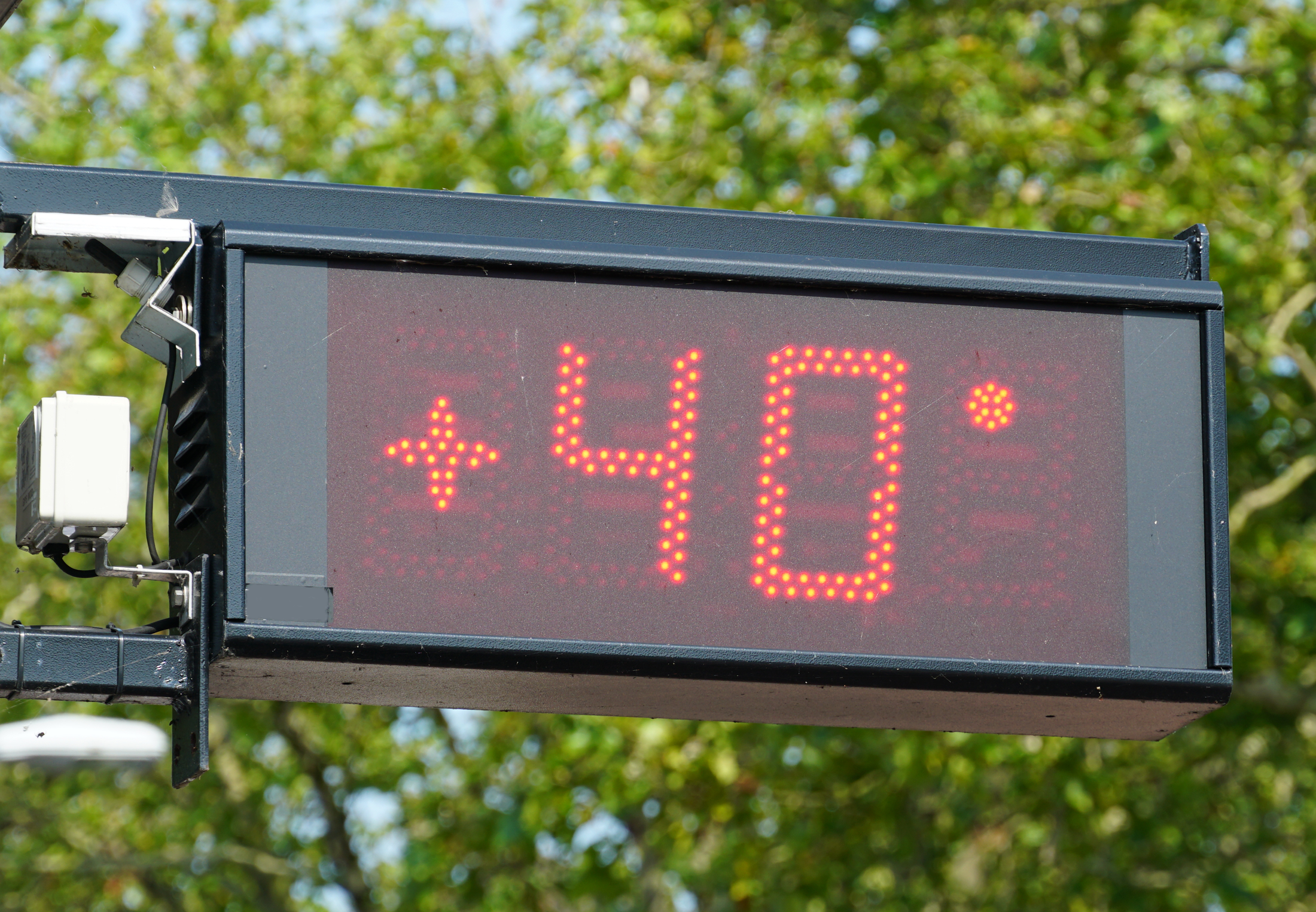 Juli heeft het warmterecord gebroken. Hier zie je een thermometer in Nederland die op 40 graden staat.