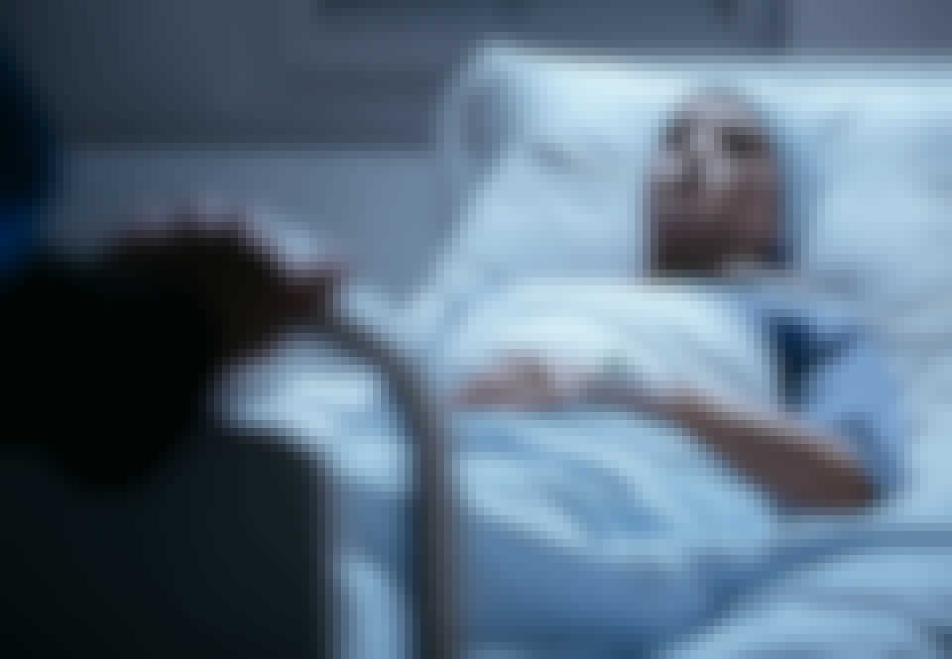 Kvinde ligger i seng og er blevet diagnosticeret med lungekræft. Kvinde ligger i seng og er blevet diagnosticeret med lungekræft.