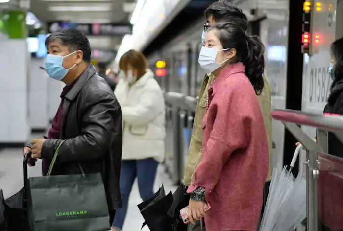 Koronavirus - mennesker med masker på
