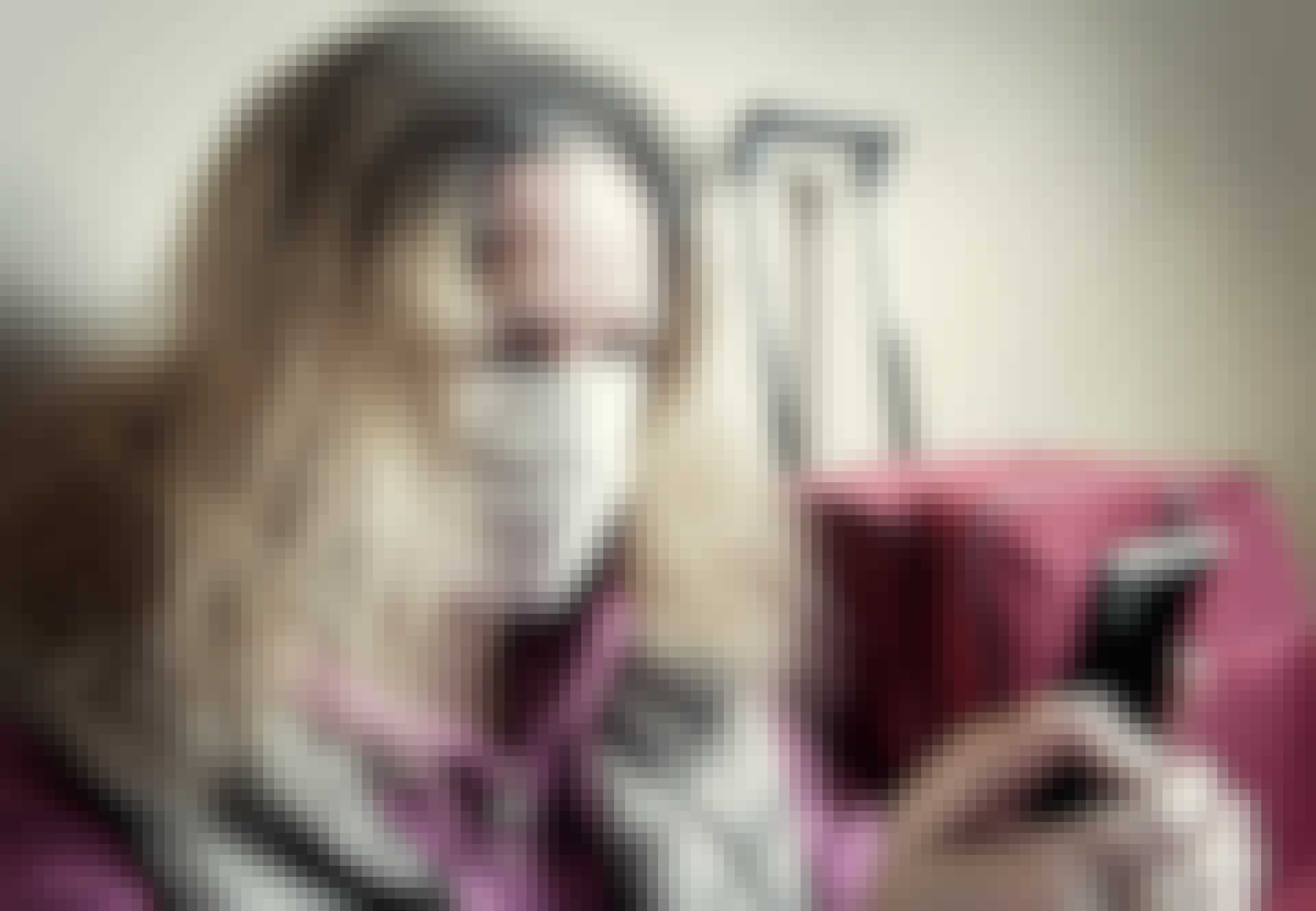 Vrouw leest fake news over coronavirus. Vrouw leest fake news over coronavirus.