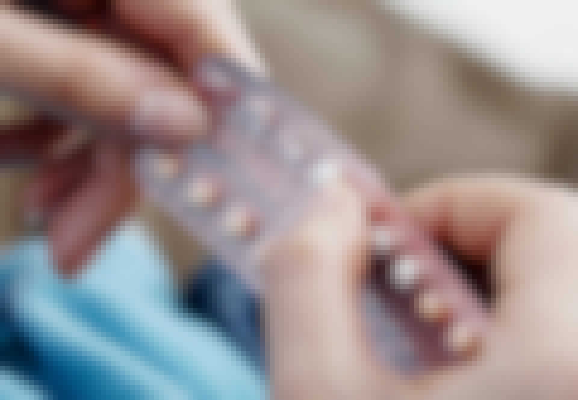 Vrouw slikt de pil Vrouw slikt de pil