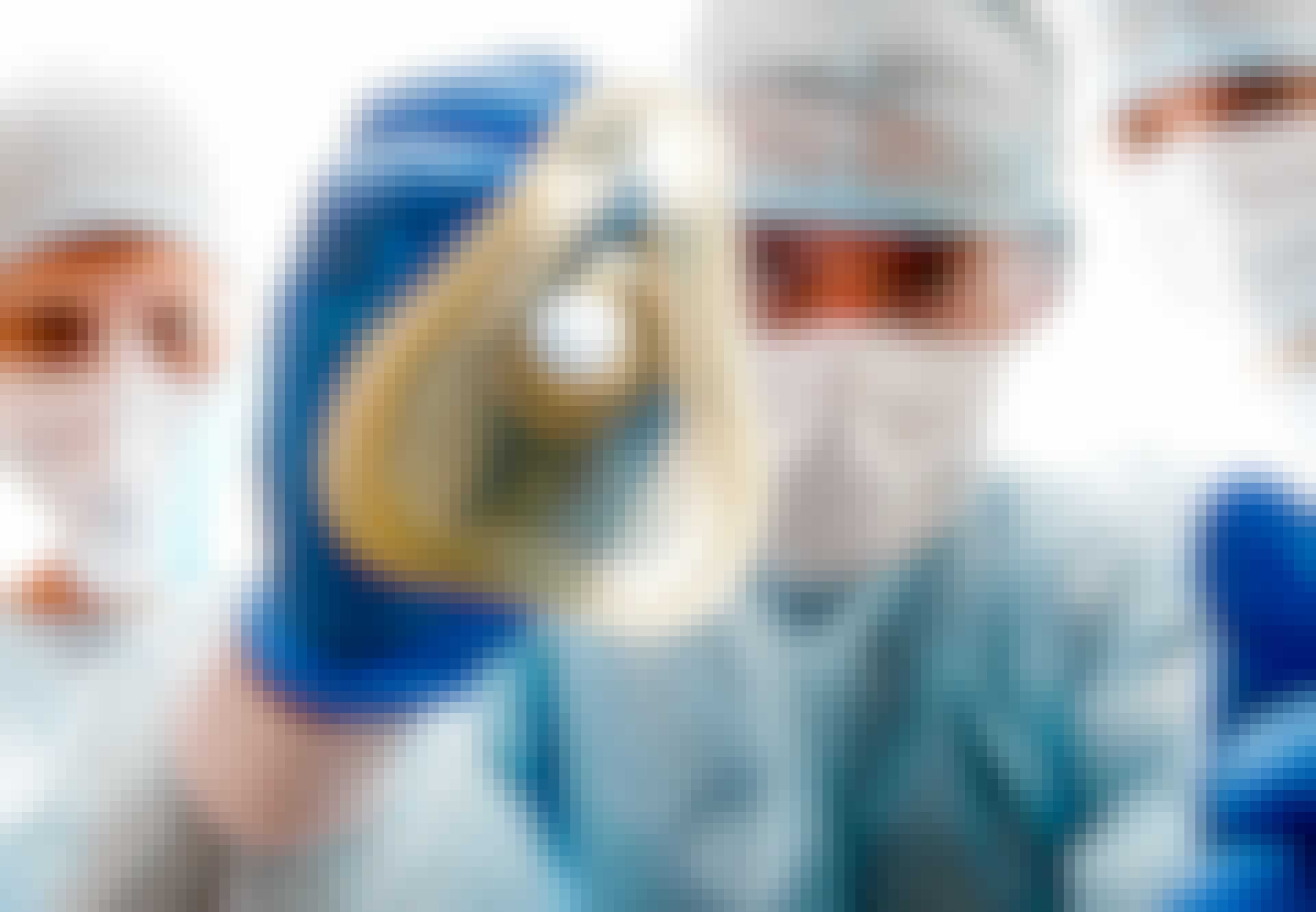 Læge sætter narkosemaske på patient Læge sætter narkosemaske på patient