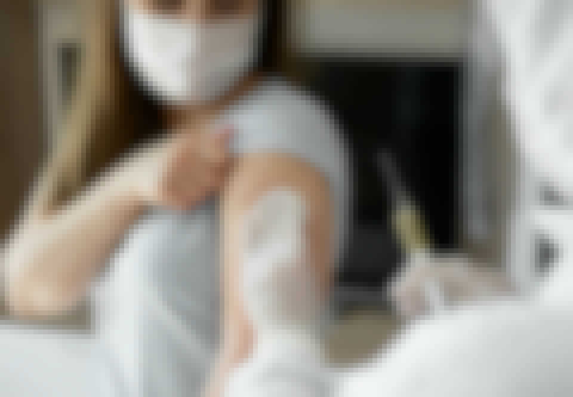 Kvinde bliver stukket med vaccine i armen Kvinde bliver stukket med vaccine i armen