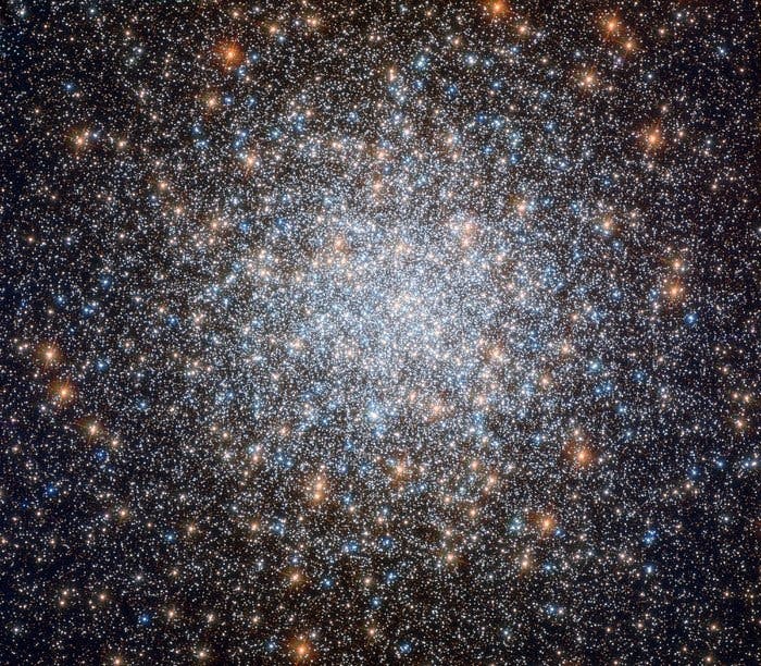 Spherical star cluster glitters in the sky