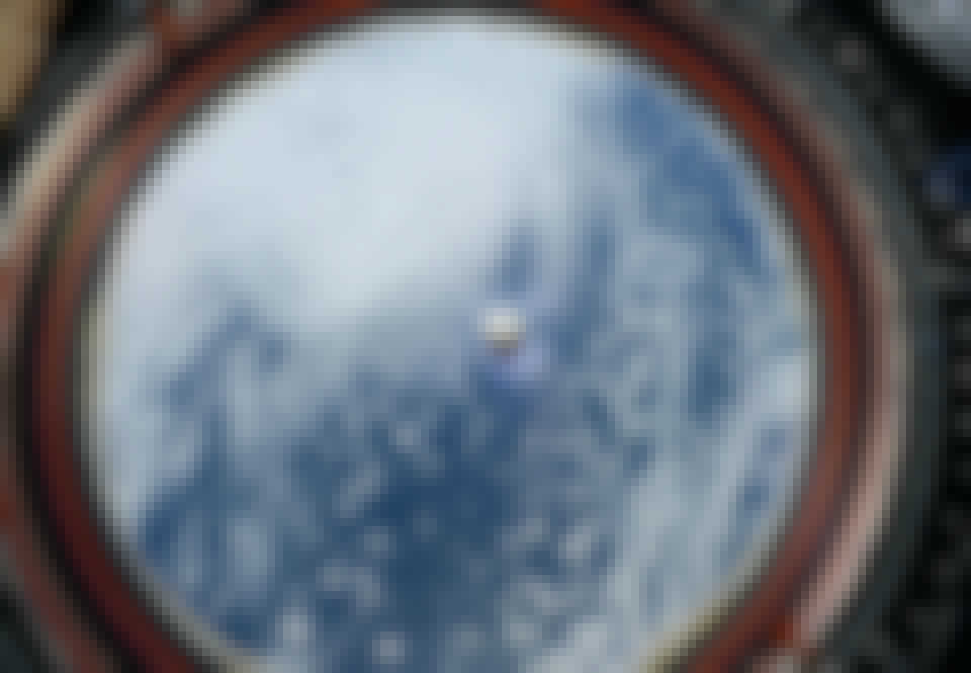 Mars-meteorit svæver frit ombord på ISS. Mars-meteorit svæver frit ombord på ISS.