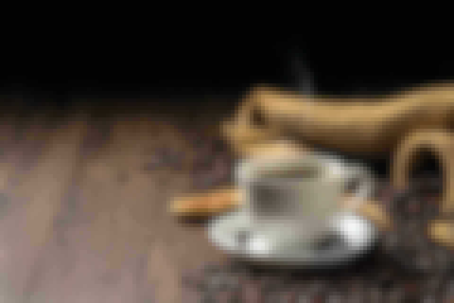 Kaffebønner og kop på træbord Kaffebønner og kop på træbord