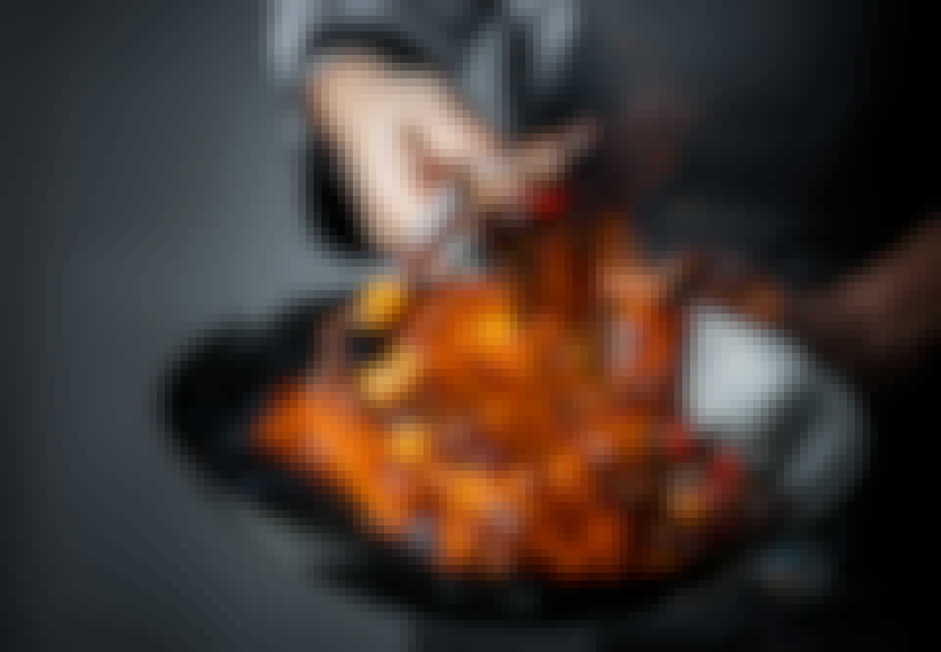 Flammende-wok Flambering i wok pande