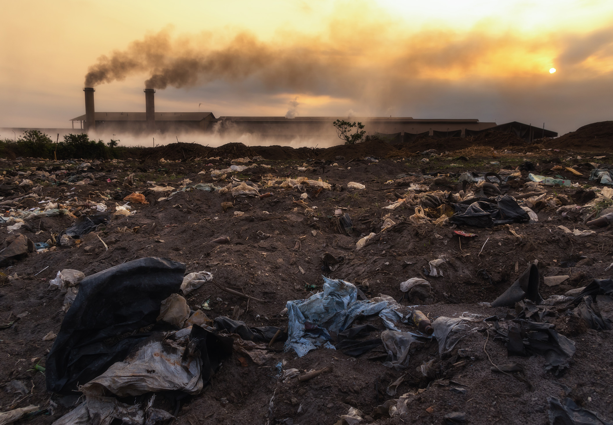 Промышленные выбросы и отходы. Загрязнение водоемов. Загрязнение воздуха заводами. Отходы в воздухе. Промышленные выбросы и отходы.