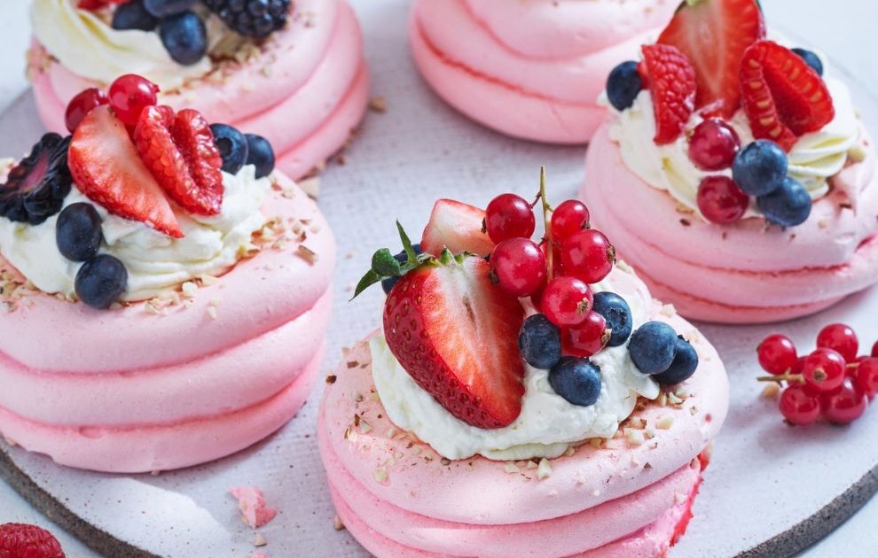 Frisk sommer dessert: Rosa marengsdrømmer med bær | tara.no