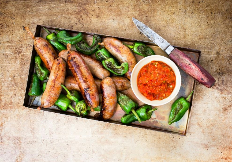 Chilli pølser med stekte padrones | tara.no