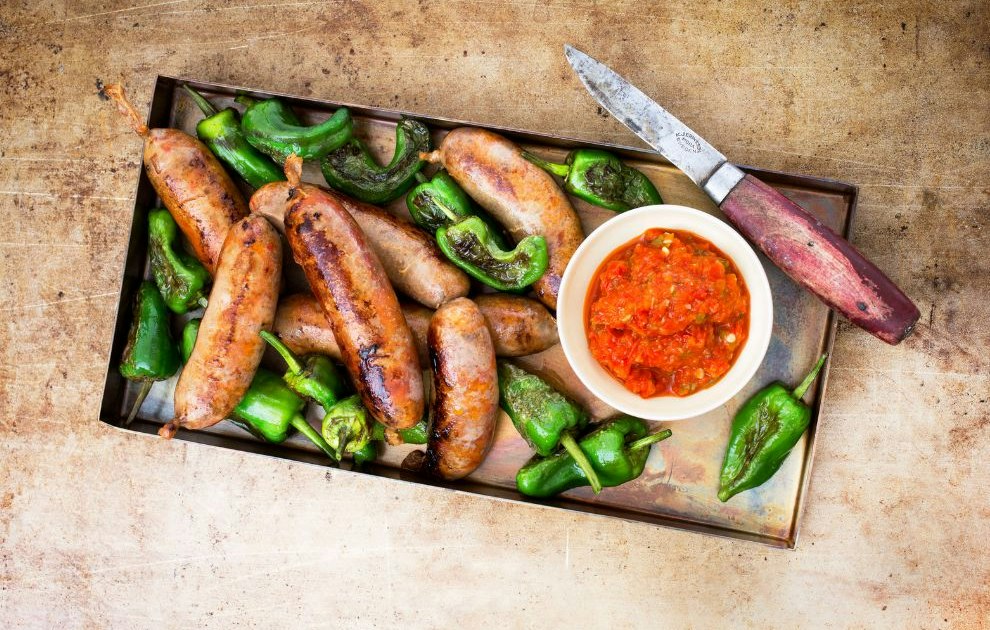 Pobrones Chilli pølser med stekte padrones | tara.no