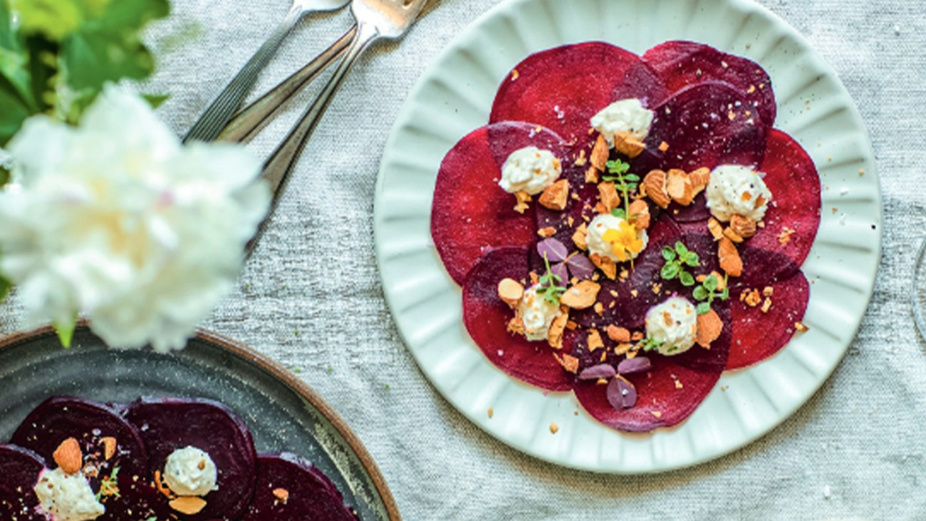 Rødbede carpaccio opskrift med parmesancreme | woman.dk